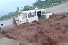 鉄砲水の激流を恐れず救助活動をする勇敢な人たち