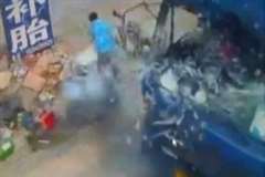 エアーの入れすぎか？突然タイヤが爆発し女性が負傷する