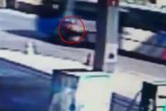 ２人乗りのバイクがバスの左折に巻き込まれ後部席の女性が・・・