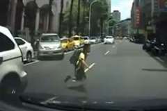 車の陰から道路に飛び出してきた子供が車に撥ねられる