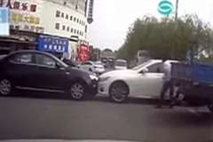 互いに一歩も引かない気が強い女性ドライバーの映像