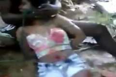 森の中で3人の男達によって殺害される女性