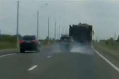 車線変更ができずに停車中のトラックに追突する車