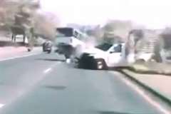 突然目の前に現れたトラックに衝突する