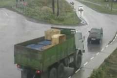 スピードの出しすぎでカーブを曲がりきれなかった乗用車がトラックと正面衝突！