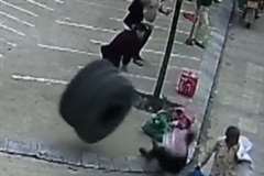 トラックから外れたタイヤが路上を転がり老人に激突する