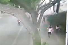 歩行者9人が突然倒壊した壁の下敷きになり内１人が死亡