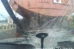 トラックドライバーが肝心なことを忘れて運転席から離れた結果・・・