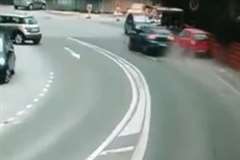 スピードの出しすぎでカーブを曲がりきれず事故を起こす車