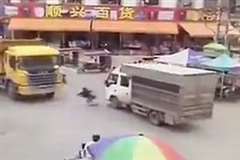 道路を横断していた女性がダンプカーに頭を轢かれ即死