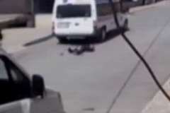 停車中の車の陰から道路に飛び出し撥ねられる子供