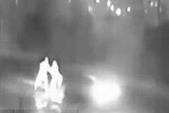 道路の真ん中を歩いていた２人の若者が車に撥ね飛ばされる