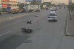 不用意に飛び出した２人乗りのバイクが車に撥ね飛ばされる