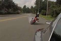 直線道路でいきなり転倒するバイク・・・なぜ転倒した？