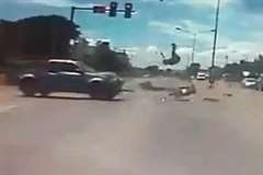 まるで自殺・・・猛スピードのバイクが信号無視で交差点に進入した結果