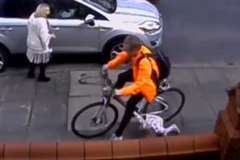 自転車のペダルに引っ掛かり引きずられる子供