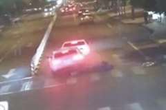 信号無視で交差点に進入したスクーターが撥ねられ轢かれ・・・