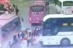 バスに押し潰される男性