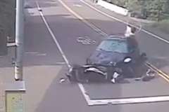 走行車線と対向車線で2度スクーターを撥ね飛ばす車