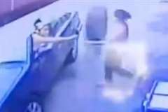 まさに間一髪・・・猛スピードで転がってきたタイヤに殺されかけた女性