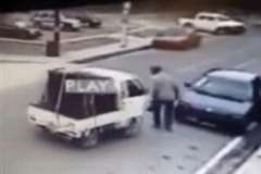 駐車車両の前を歩いていた男性に軽トラックが突っ込み・・・