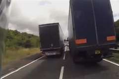 2台で併走するトラックの隙間をすり抜けようとしたバイクが接触転倒！