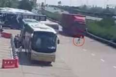 道路に飛び出した子供が大型トラックに轢かれ死亡