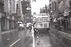 バイクが前方を走行するバスを対向車線から追い越そうとしたところ・・・