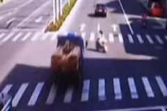 後方確認をしないスクーターがトラックに轢かれ即死