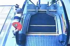 エスカレーターの手すりに引き上げられ下の階へと転落する子供