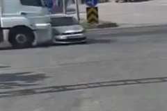 無理に道路を横断しようとした車の側面に大型トラックが激突