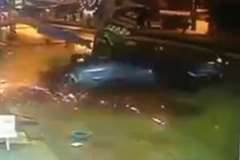 猛スピードのピックアップトラックが電柱に激しく激突！