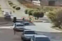 ２台で併走するバイクが猛スピードで車の側面に激突する