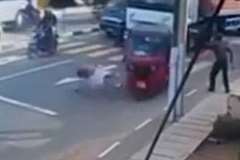 横断歩道を走って渡ろうとした少女がトゥクトゥクに撥ねられる