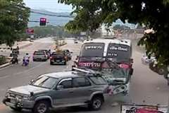 ブレーキの故障か・・・前を走行する車を撥ね退け暴走するバス