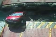 フェリーに駆け込み乗船しようとした車が海に転落する