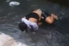 ショップの店主と揉めた女性が用水路に突き落とされる