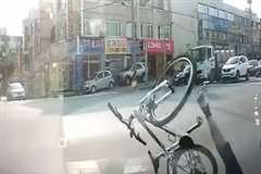 交差点でいきなり目の前に現れた自転車を撥ねる