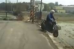 カーブを曲がりきれず？田んぼに飛び込むスクーター