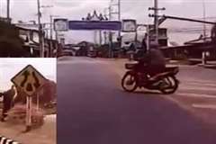 中央分離帯の終了地点で対向車線から突然現れたバイクを撥ねる