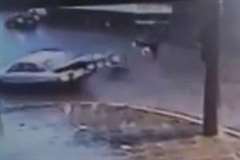 車とバイクが衝突し弾き飛ばされたライダーの首が・・・