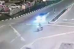 対向車線を逆走してきた車に後方から撥ねられるバイク