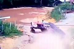 暴走トラクターが横転し運転手が押し潰され死亡