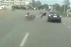 スクーターの運転手が2台の車に撥ねられ轢かれ・・・