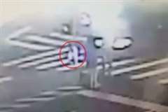 道路を横断中に2歳児が母親の目の前で撥ねられ死亡