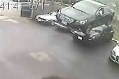 駐車車両を飛び越えて駐車場に飛び込んできた車