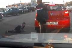 車列の間から飛び出してきた子供を撥ねる