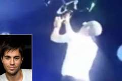 歌手がコンサートで飛来してきたドローンを掴み手を負傷