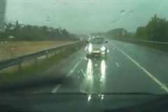 対応車線を猛スピードで逆走してきた車との正面衝突で3人が死亡