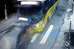 暴走バスが前走車を撥ね退け猛スピードで通過する